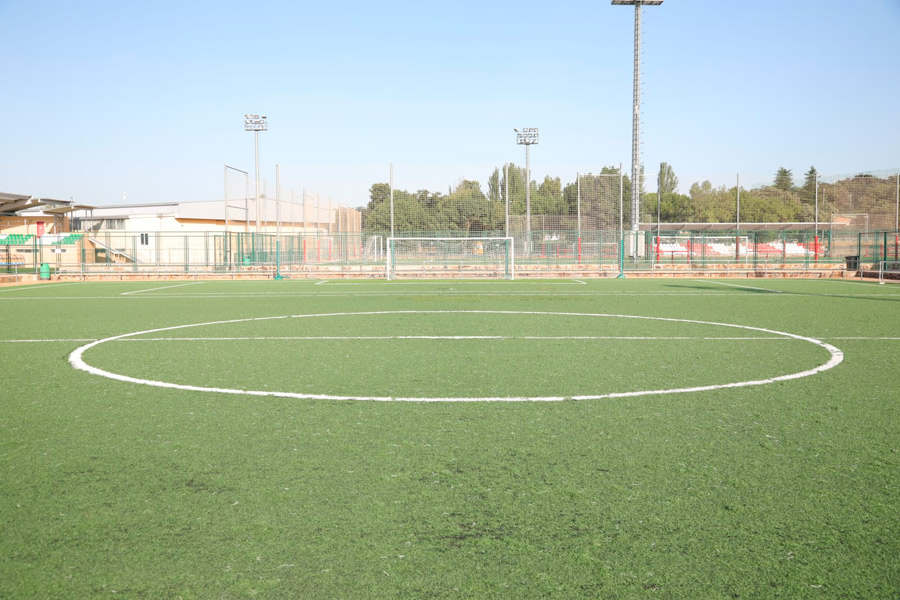 El polideportivo Ángel Nieto tiene nuevo césped artificial